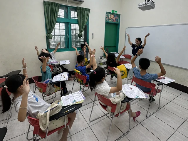 老師帶領全班舉手參與美語問答