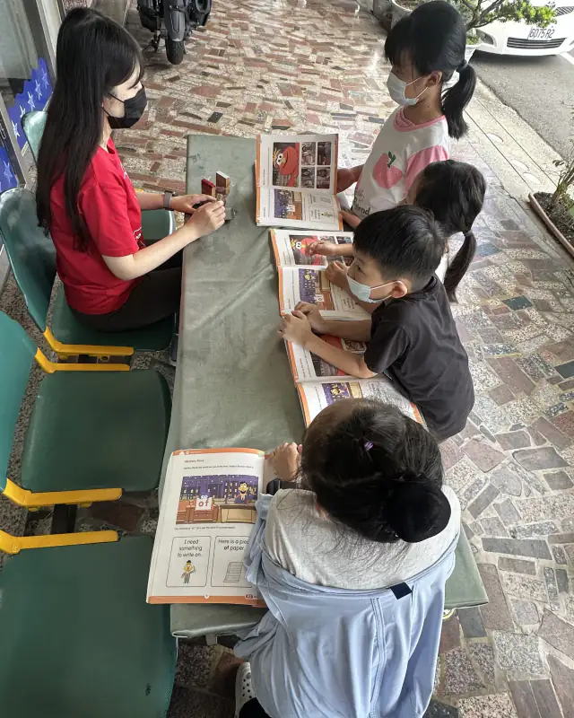 老師使用芝蔴街原版教材帶領孩子進行美語學習